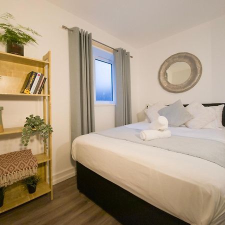 Plenty Of Parking Available; 3 Bedroom Apartment By Property Promise 卡迪夫 外观 照片