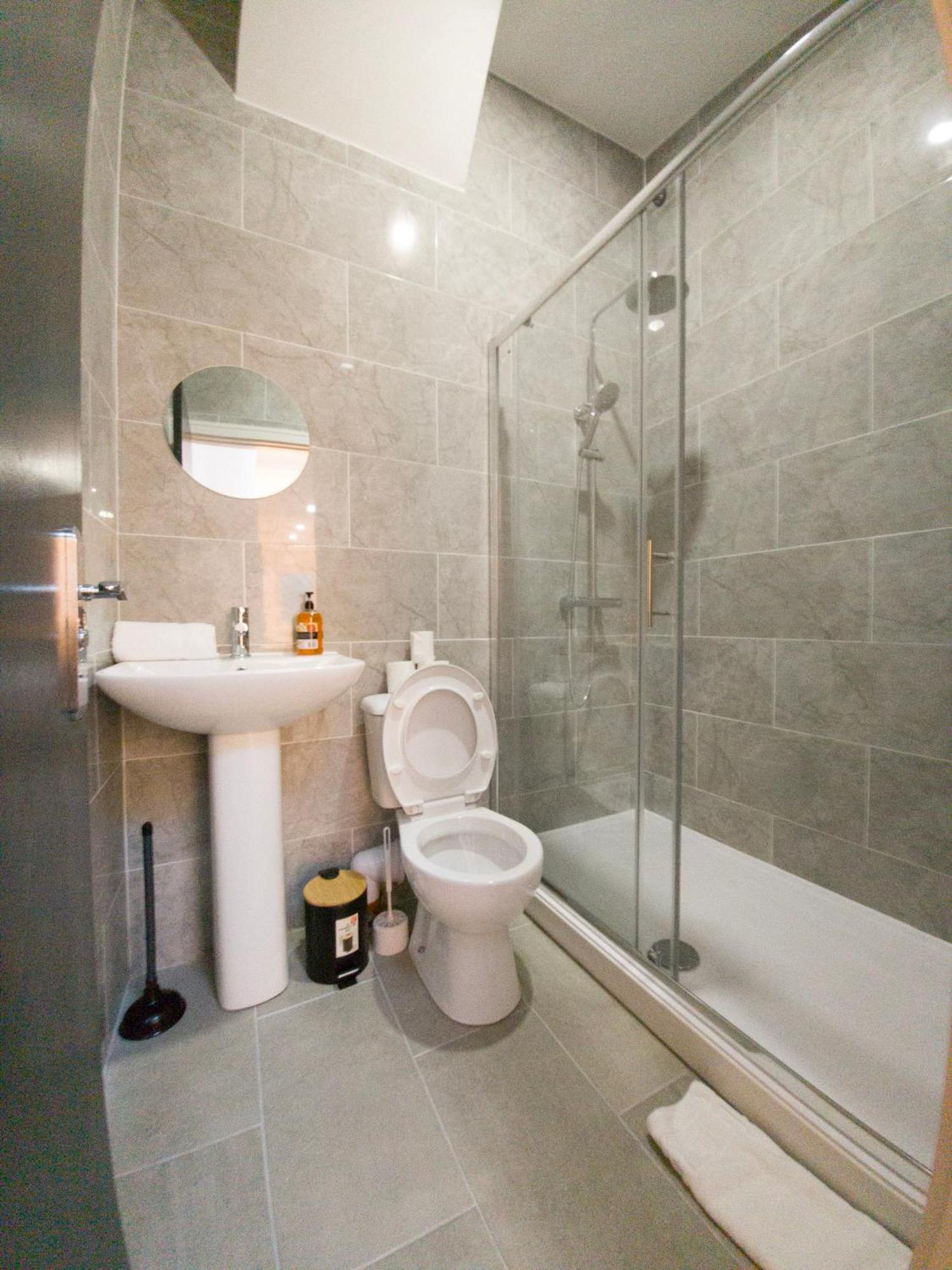 Plenty Of Parking Available; 3 Bedroom Apartment By Property Promise 卡迪夫 外观 照片