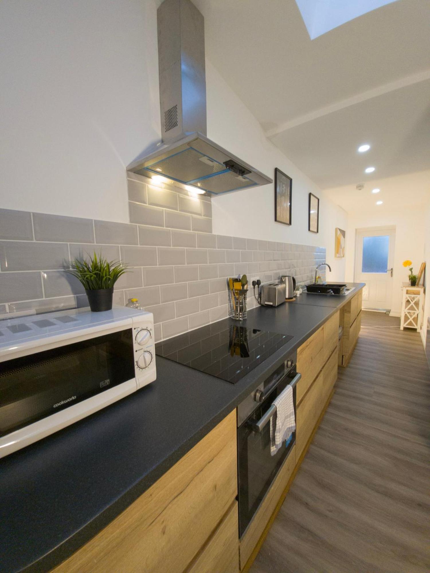 Plenty Of Parking Available; 3 Bedroom Apartment By Property Promise 卡迪夫 外观 照片