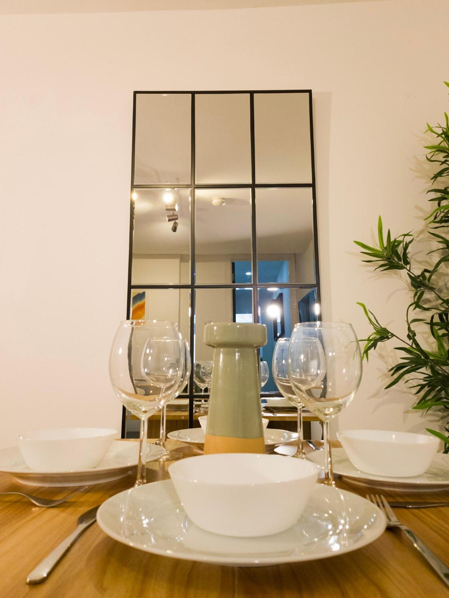 Plenty Of Parking Available; 3 Bedroom Apartment By Property Promise 卡迪夫 外观 照片