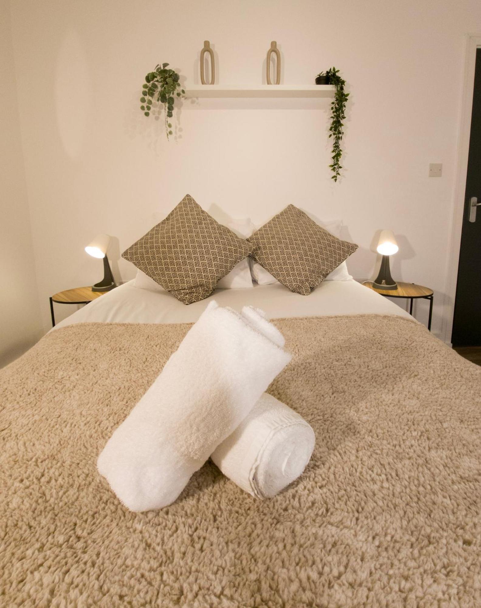 Plenty Of Parking Available; 3 Bedroom Apartment By Property Promise 卡迪夫 外观 照片