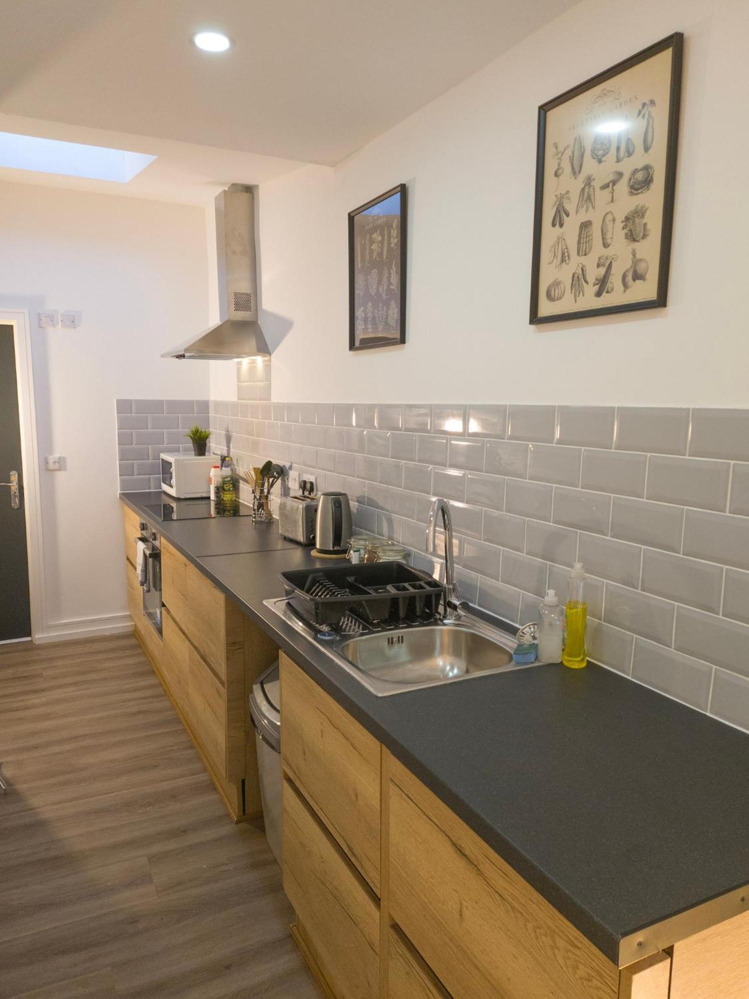 Plenty Of Parking Available; 3 Bedroom Apartment By Property Promise 卡迪夫 外观 照片