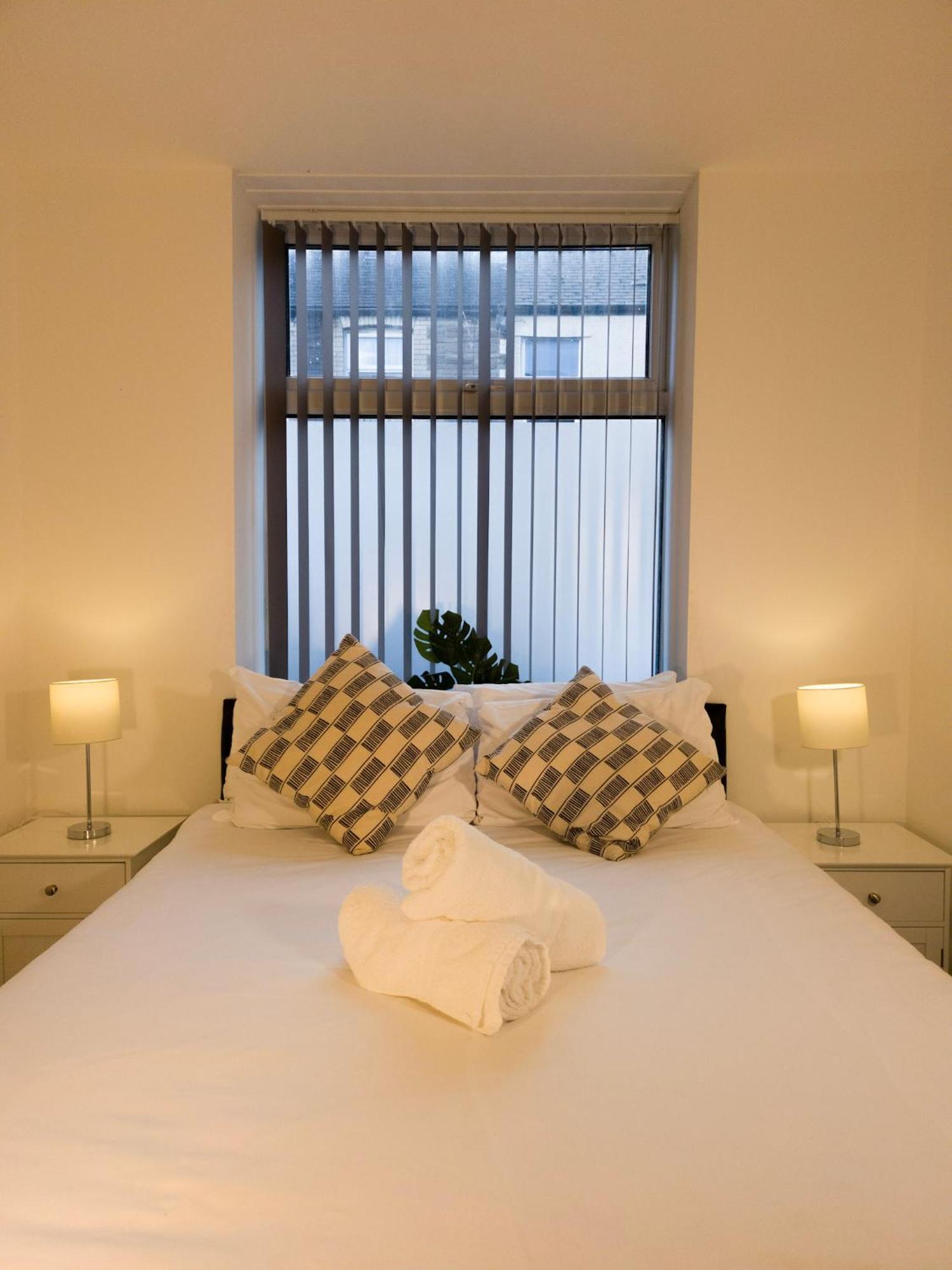 Plenty Of Parking Available; 3 Bedroom Apartment By Property Promise 卡迪夫 外观 照片
