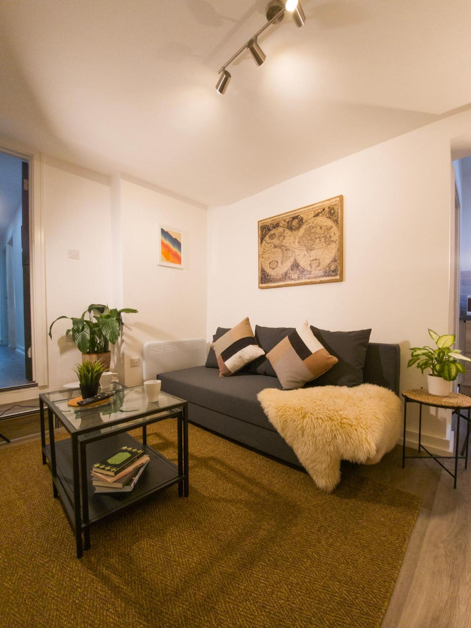 Plenty Of Parking Available; 3 Bedroom Apartment By Property Promise 卡迪夫 外观 照片