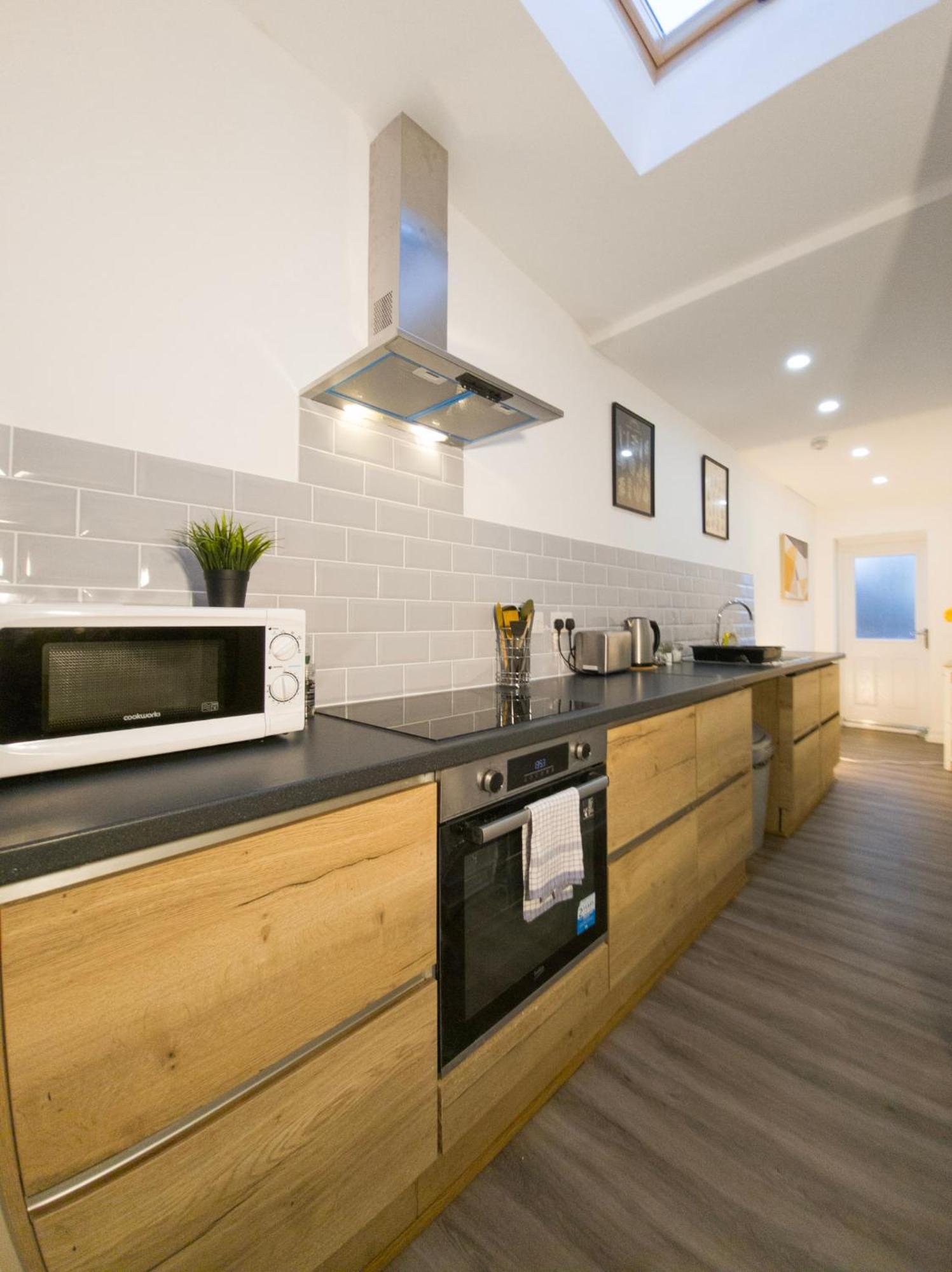 Plenty Of Parking Available; 3 Bedroom Apartment By Property Promise 卡迪夫 外观 照片