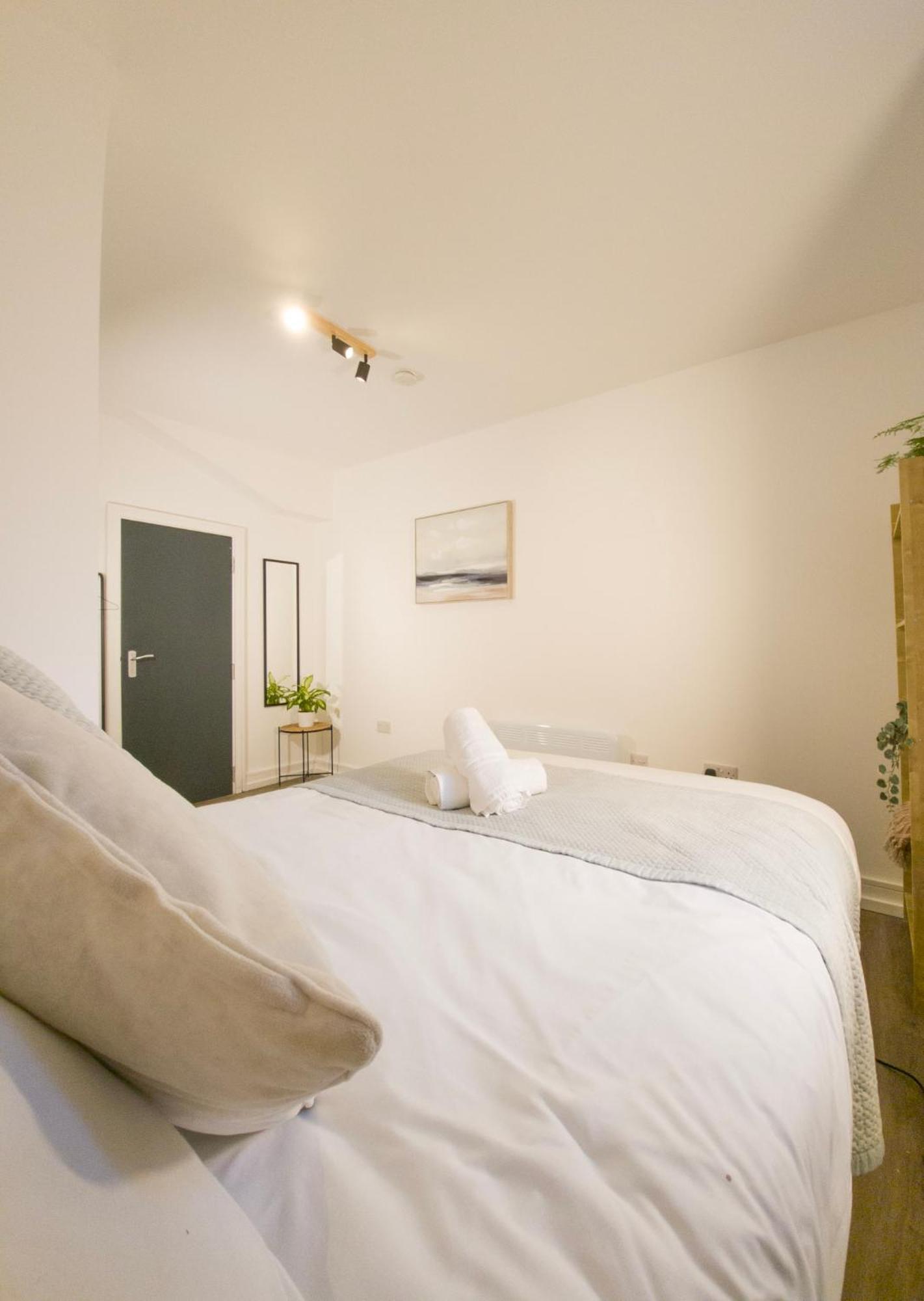 Plenty Of Parking Available; 3 Bedroom Apartment By Property Promise 卡迪夫 外观 照片
