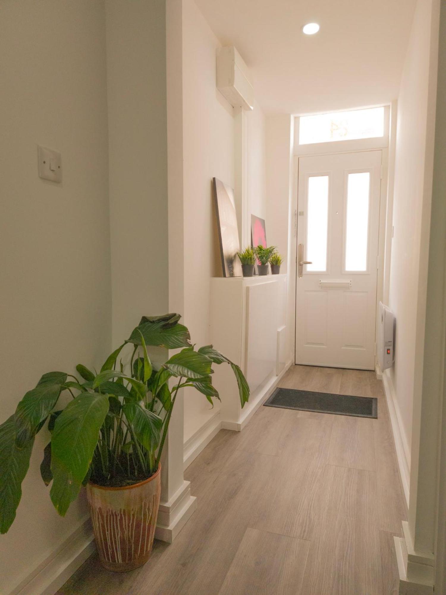 Plenty Of Parking Available; 3 Bedroom Apartment By Property Promise 卡迪夫 外观 照片
