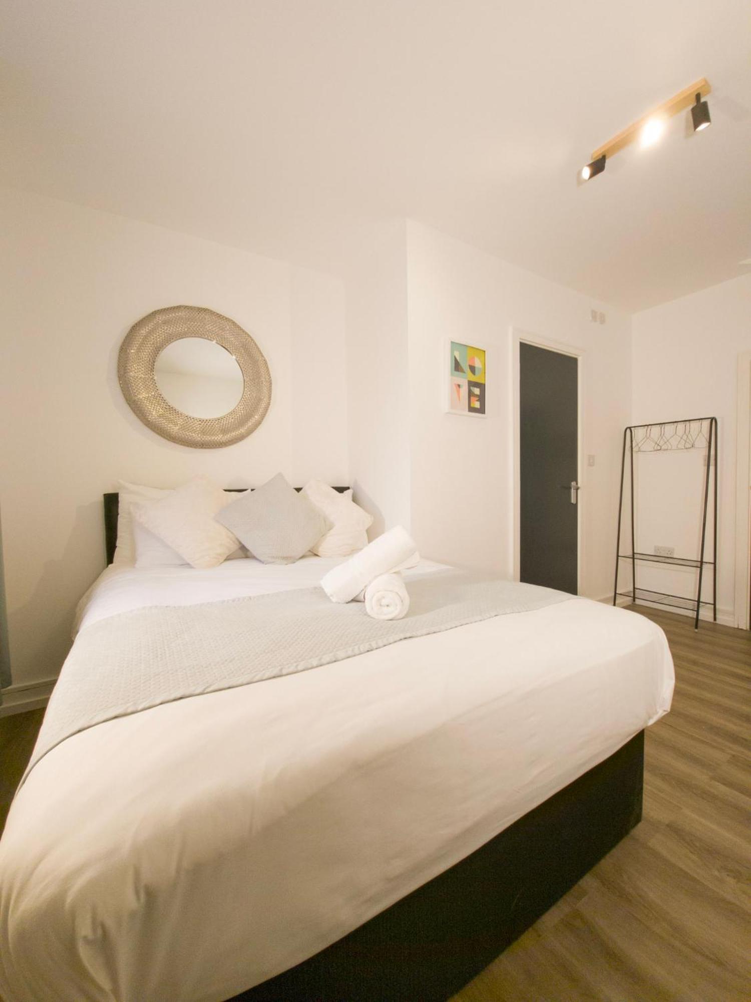 Plenty Of Parking Available; 3 Bedroom Apartment By Property Promise 卡迪夫 外观 照片