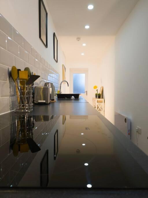 Plenty Of Parking Available; 3 Bedroom Apartment By Property Promise 卡迪夫 外观 照片